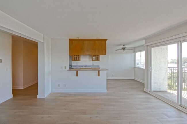 Building Photo - Recently Updated, Top-Floor 2BR2BA Condo in Apple Tree Community w/ Pool, Overlooking Greenbelt/H...