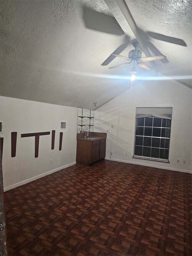 Building Photo - 4011 Alshire Dr