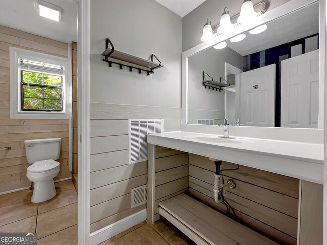 Building Photo - 410 Invector Ct