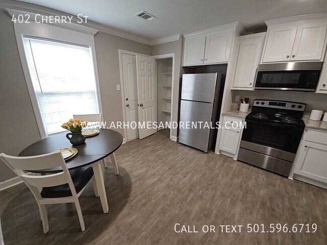Building Photo - 402 Cherry St | $1495 | 3 beds, 2 full baths