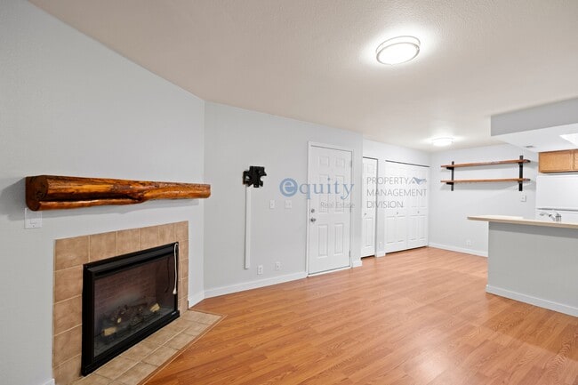 Building Photo - 989 Creekhill Ln
