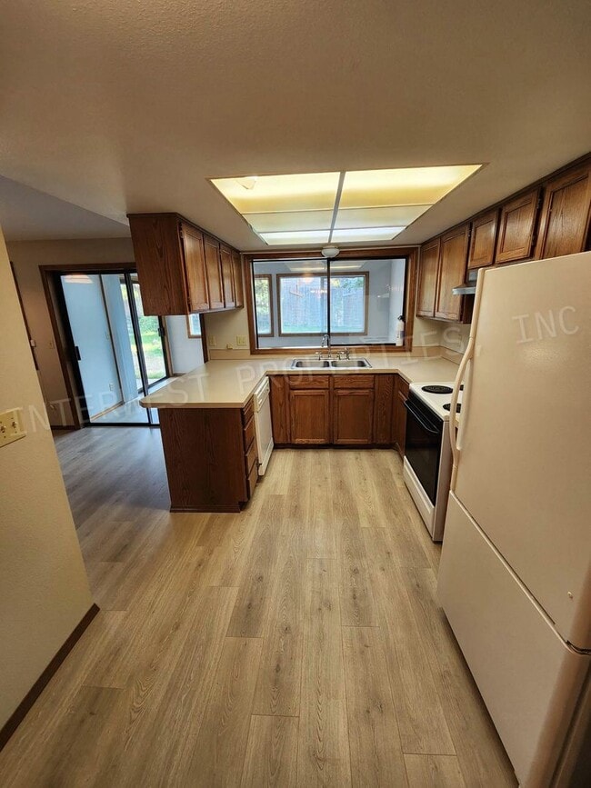 Building Photo - 3 bd 2ba Ranch Style Home with Deck, Fence...