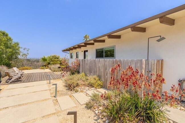 Building Photo - Spectacular Furnished 4 Bedroom/ 3 Bath Mid-Century Modern Retreat in Encinitas