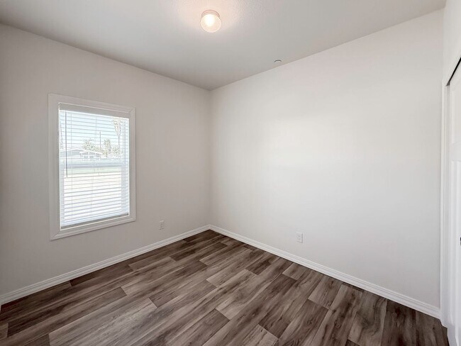 Building Photo - ~ AVAILABLE NOW ~ DUPLEX (RIGHT)