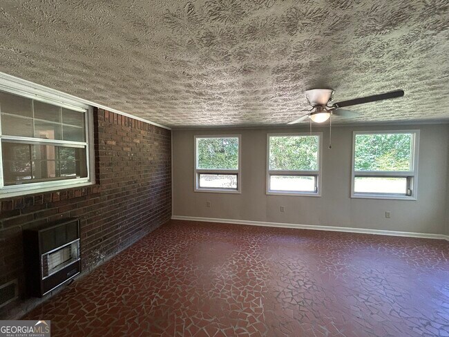 Building Photo - 2000 Forest Dr