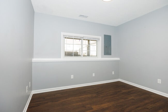 Building Photo - 250 Parktrail Rd