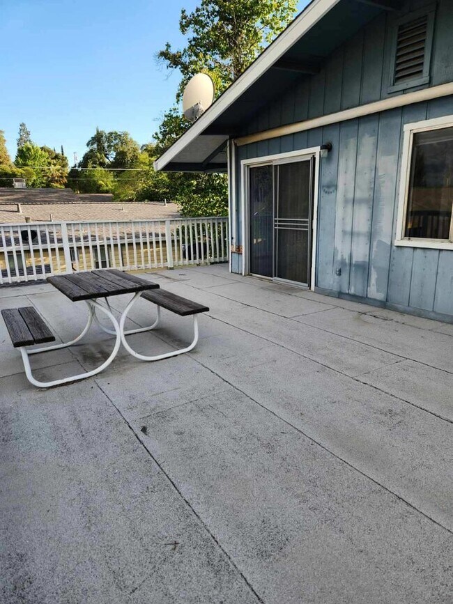 Building Photo - 2447/2445 Cottage Dr