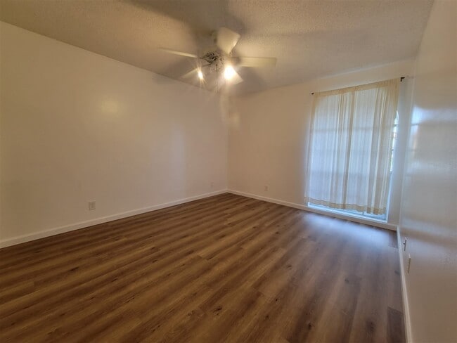 Building Photo - Oxnard Condo