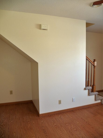 LR - 262 W Main St