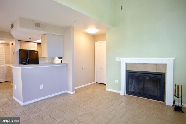 Building Photo - 913 Hillside Lake Terrace