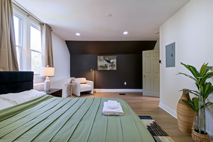 Master Bedroom - 845 Chislett St
