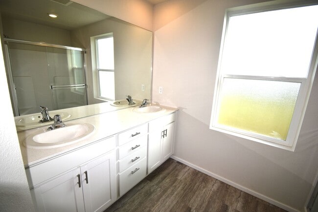 Building Photo - Beautiful Home in Cul De Sac!