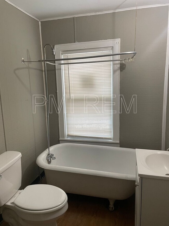 Building Photo - 516 Wildwood Ave