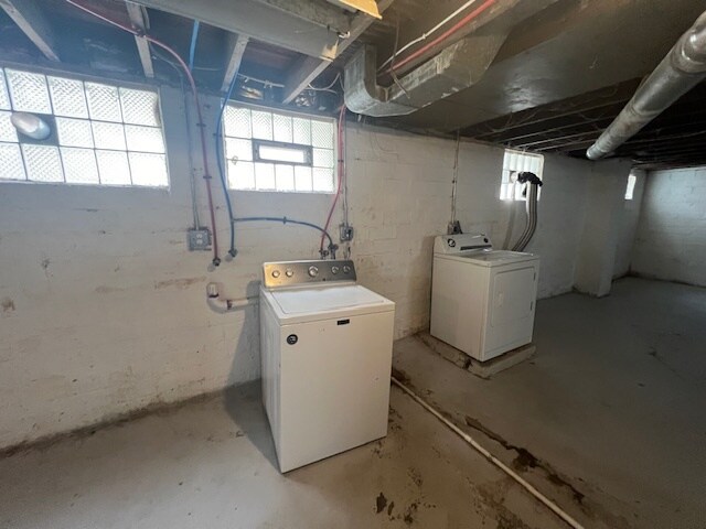 Building Photo - 10012 Robinson Ave