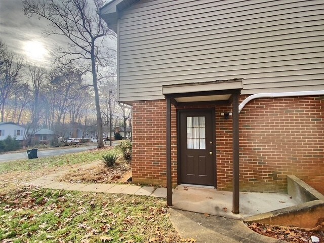 Building Photo - 1326 Oak Tree Ln