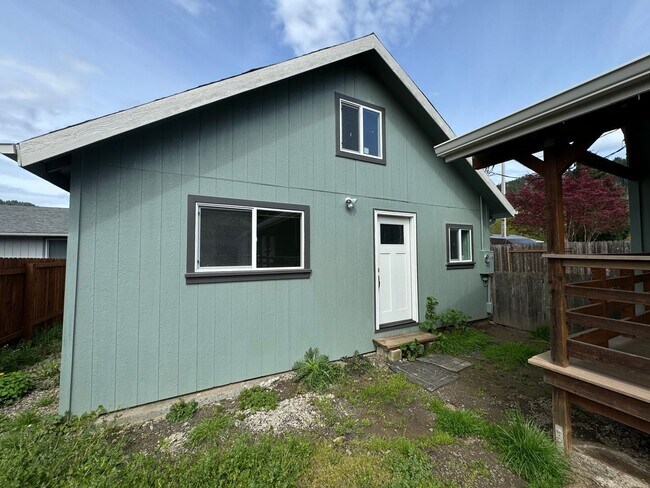 Building Photo - 3 bedroom house with a guest house