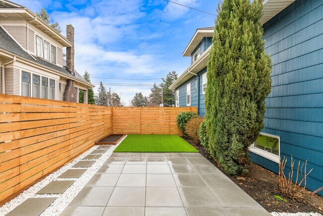 Building Photo - Newer 2 Bedroom Home in the Phinney Area