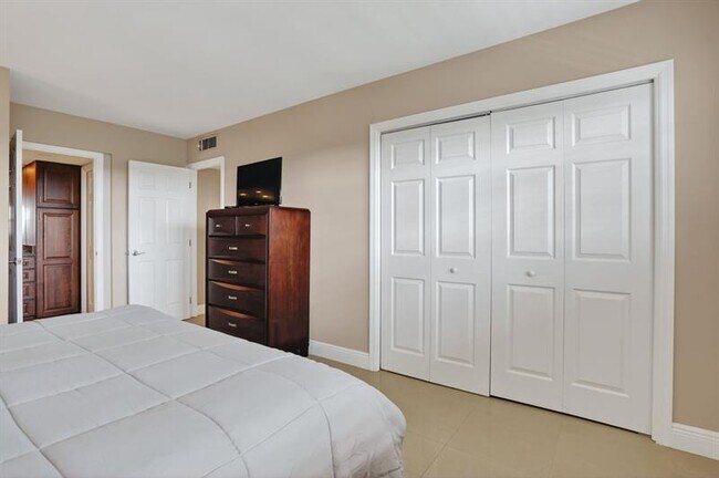 Building Photo - 605 Oaks Dr