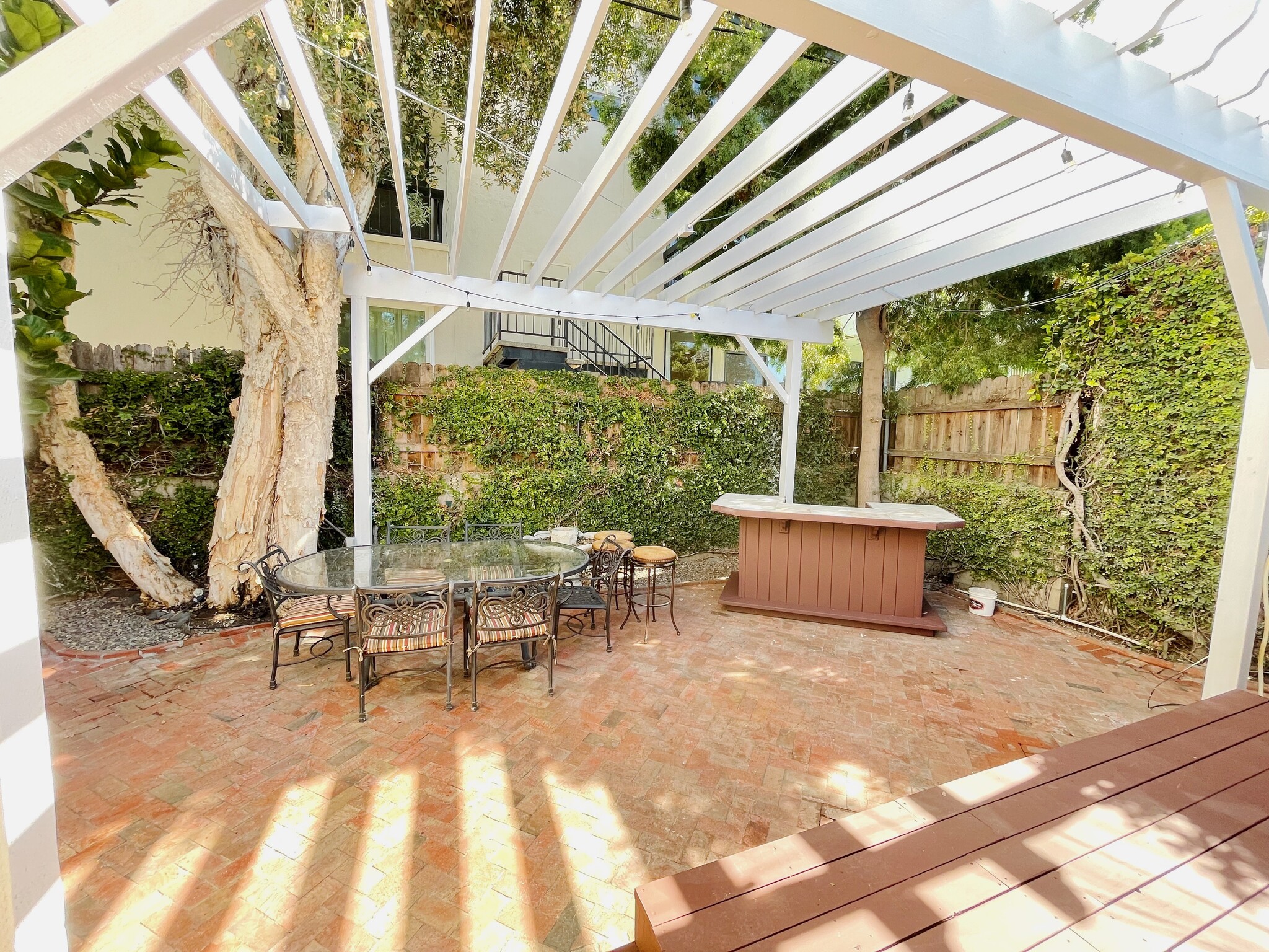 Building Photo - 728 Westbourne Dr