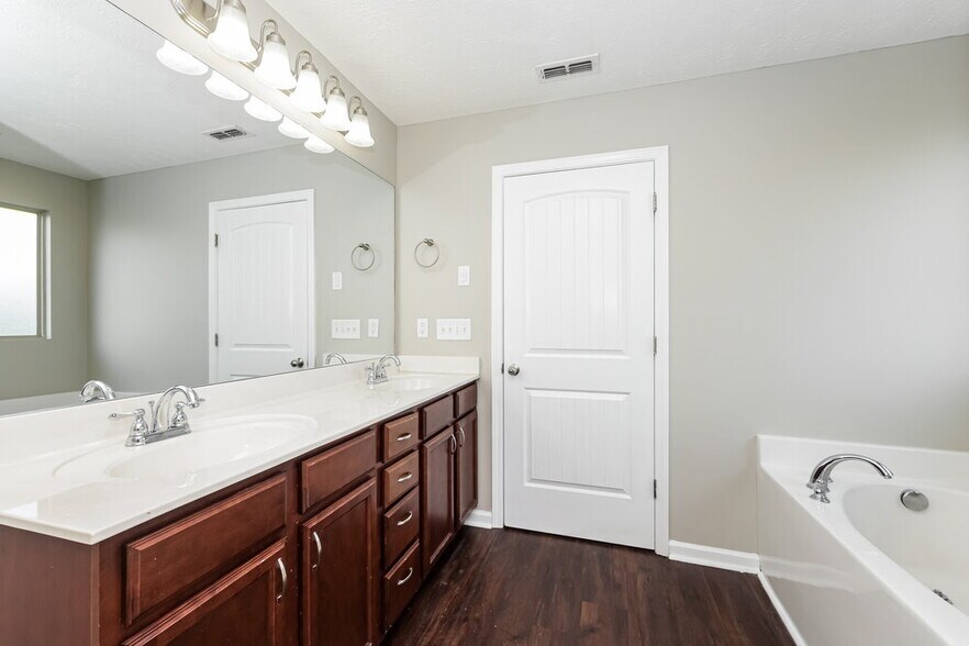 Building Photo - 1112 Moonriver Cove