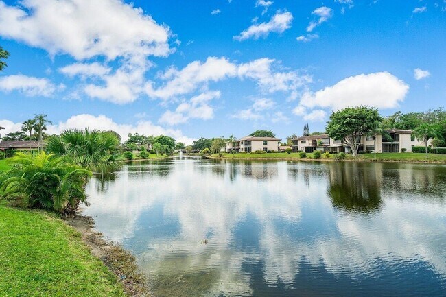 Building Photo - 8566 Casa Del Lago