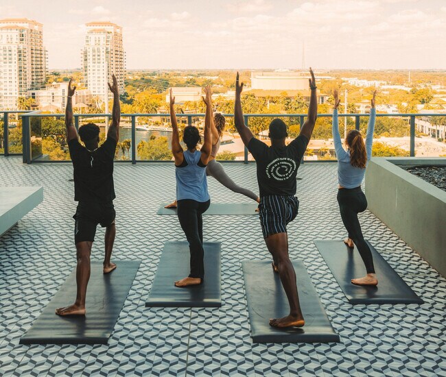 Building Photo - 221 SW 1st Ave