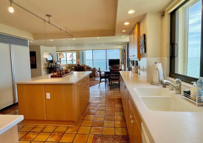 Building Photo - Sarasota Bay Penthouse