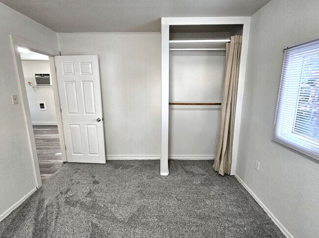 Building Photo - MOVE IN SPECIAL: 1/2 MONTHS RENT FREE- Washer/Dryer Included!