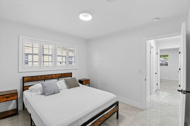 Building Photo - 2112 N 14th Terrace