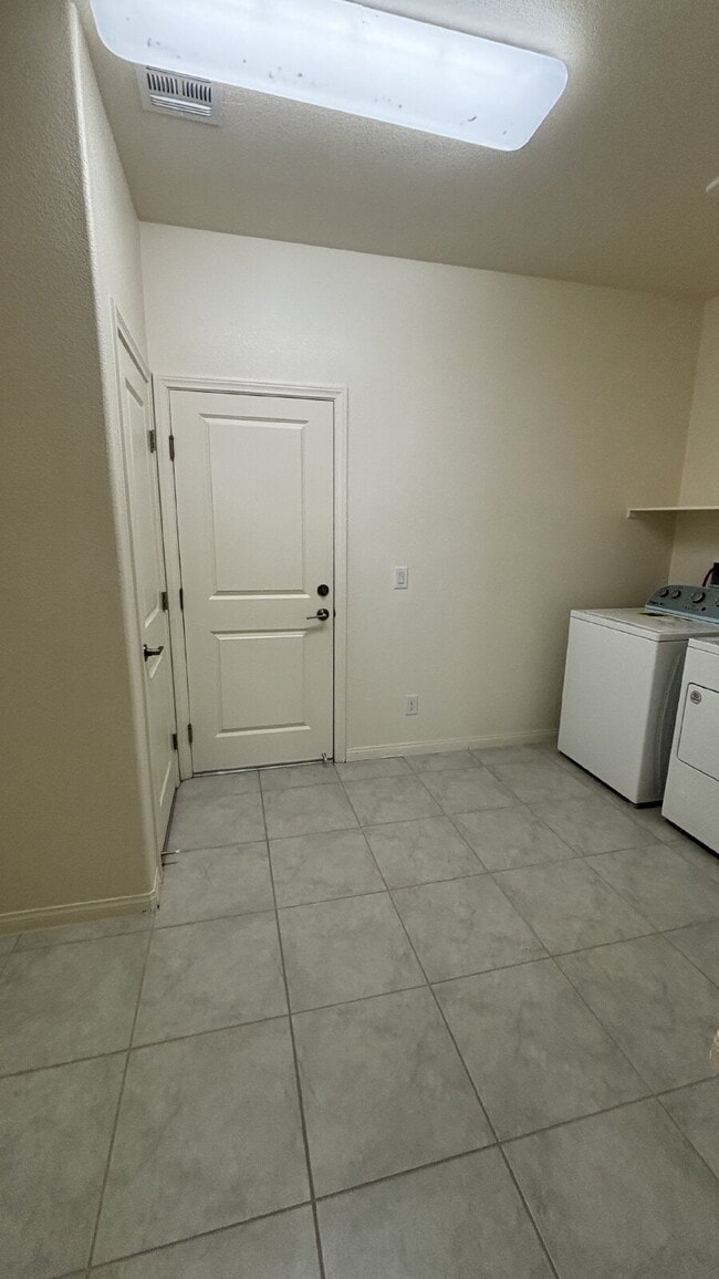 Building Photo - One Story 6-bedroom Home with Attached Casita