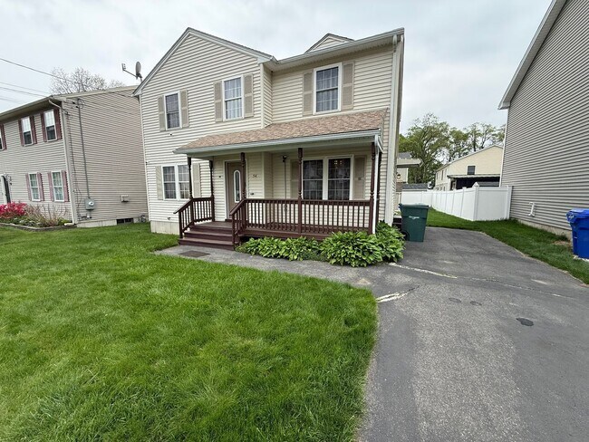 Building Photo - Three Bedroom, Single Family Home Located in Springfield's Pine Point Neighborhood!