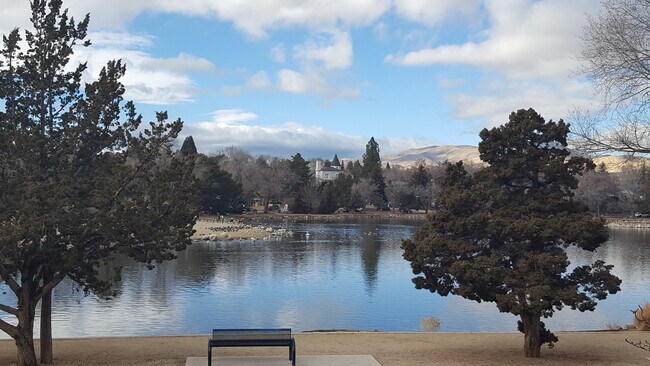 Building Photo - Gorgeous Town Home Across from Virginia Lake!