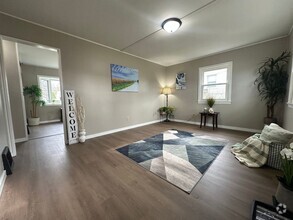 Building Photo - 2 bed, 1 bath home for rent in NE Waterloo