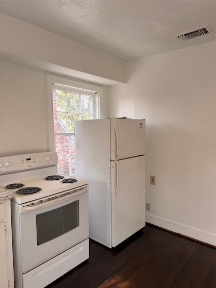 Building Photo - 1955 Lexington St