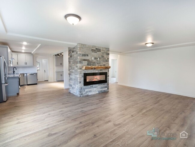 Building Photo - Beautifully Renovated furnished 3-Bedroom ...