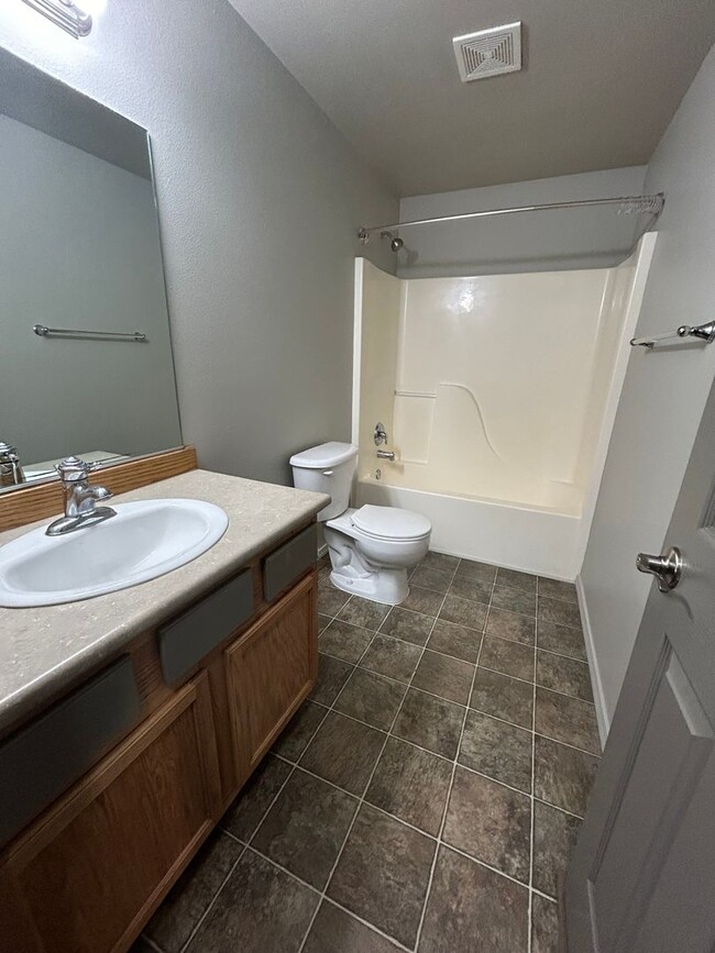 Building Photo - Recently Updated 2 Bedroom Home