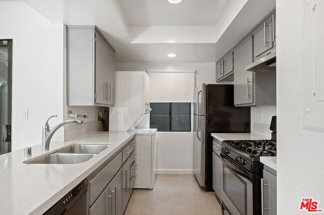 Building Photo - 3010 Colorado Ave