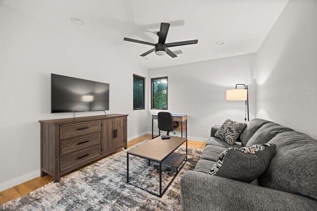 Building Photo - 3610 Thompson St