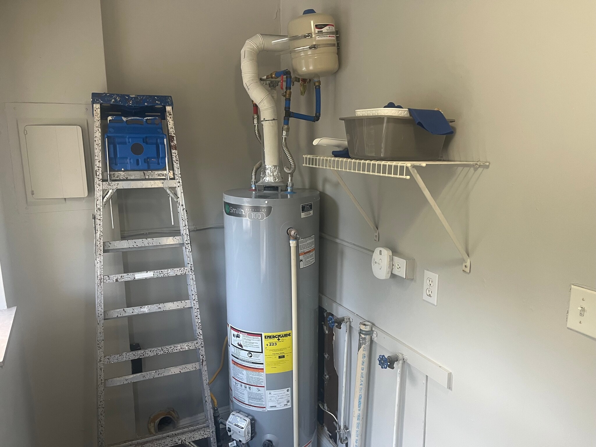 Utility area w/washer/dryer hook up - 635 13th Ave