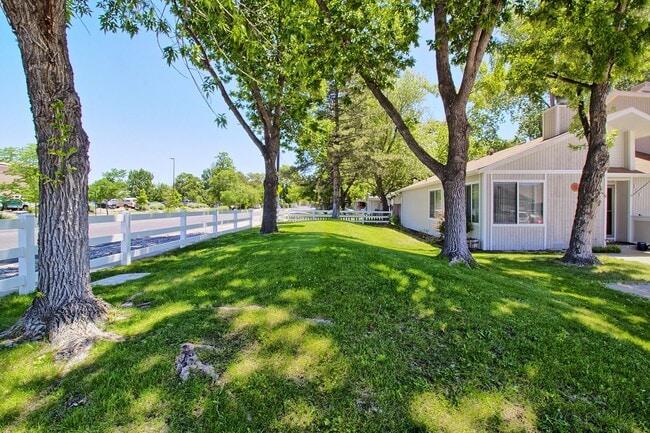 Building Photo - 2 Bed 1.5 Bath Near CMU