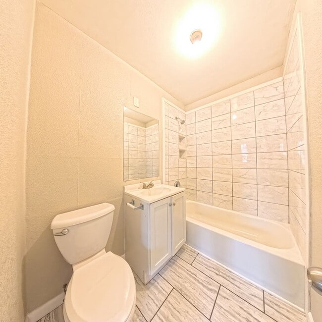 Building Photo - Cozy 2 Bedroom 1 Bathroom Home