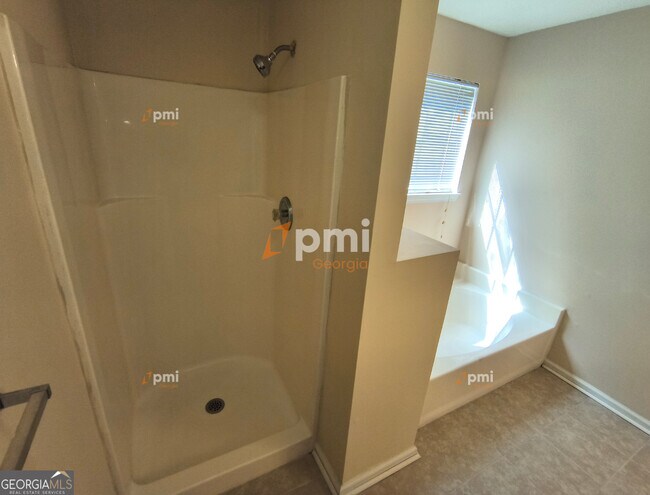 Building Photo - 8155 Autumn Green Dr