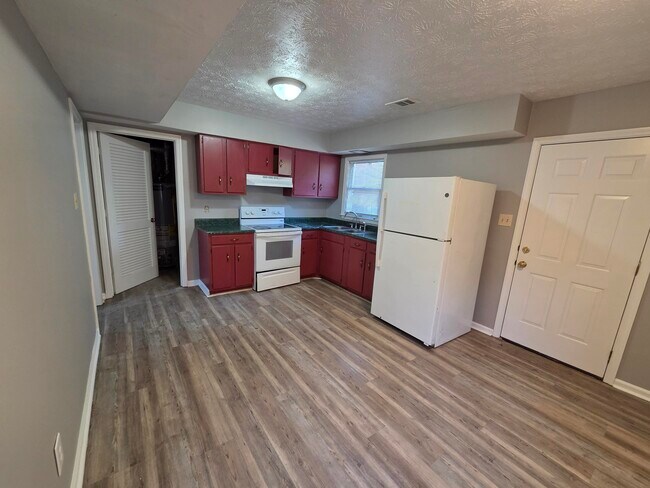 Building Photo - 3411 Sutherland Dr