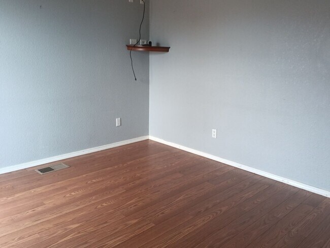 Building Photo - 5 bedrooms, 3 Bath House! Located On NE Si...