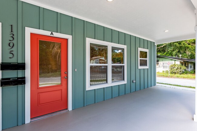 Building Photo - Luxury Townhome Living for UF Students