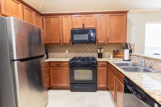 Building Photo - Move-in Ready 3 bed/ 2 bath home in Legacy