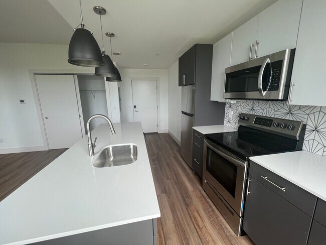 Building Photo - 3029 W Glenwood Ave