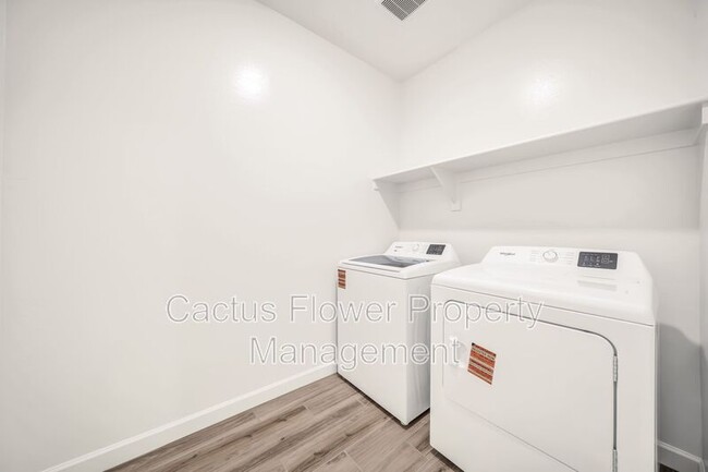 Building Photo - 6946 W Buckhorn Trail