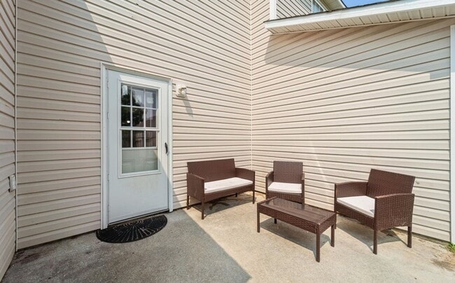 Building Photo - 2BR/2.5 Bath Townhome Minutes to Camp Lejuene