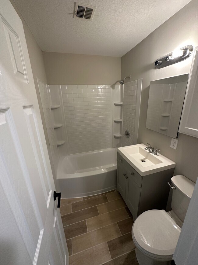 Building Photo - 6253 N Jacksonville Dr